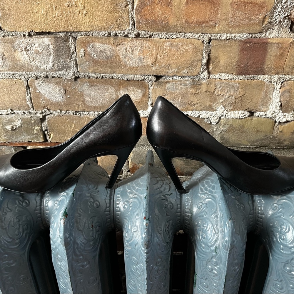 Balenciaga Black Pointed Leather Pumps - Picture 2 of 4